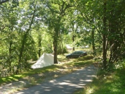 Emplacement - Forfait Nature : Emplacement + Voiture + Tente/Caravane Ou Camping-Car - Camping Domaine de  La SERRE