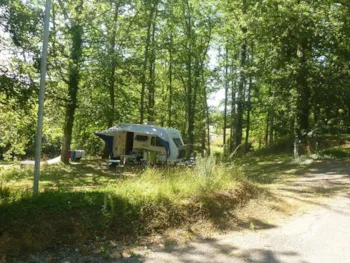 Stellplatz - Stellplatz Confort - Camping Domaine de  La SERRE
