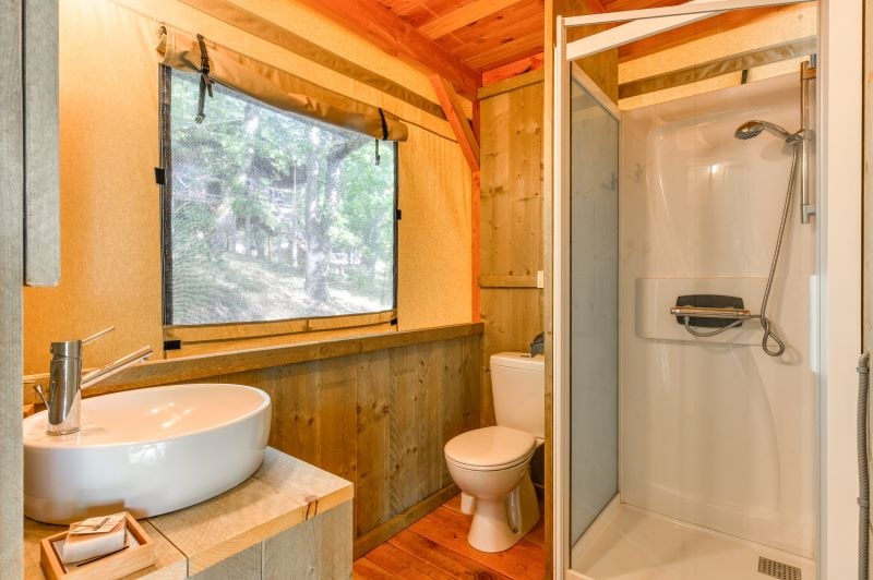 Glamping i AIGUES VIVES – Tente SAFARI LODGE OKAVANGO PREMIUM        57 M² / 3 Chambres - Terrasse couverte 2/6 Pers. – photo 8