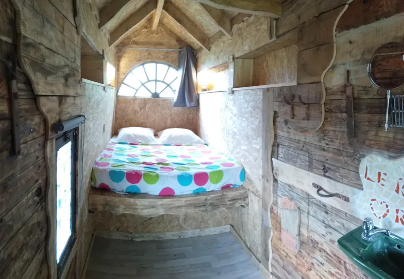 Hébergement Insolite Batteuse / Roulotte