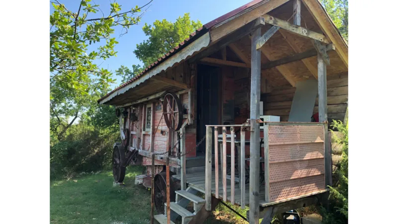 Hébergement Insolite Batteuse / Roulotte