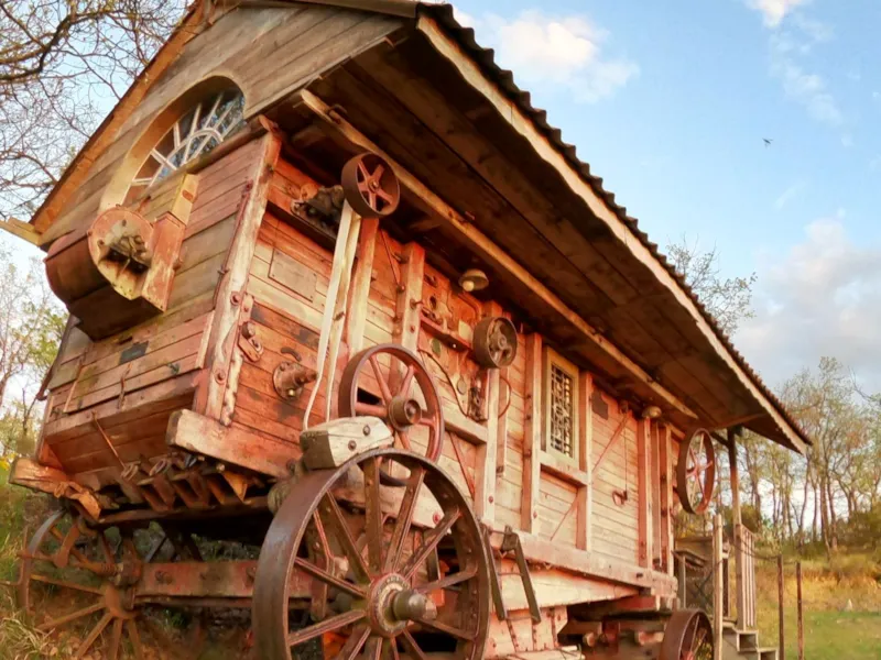 Hébergement Insolite Batteuse / Roulotte