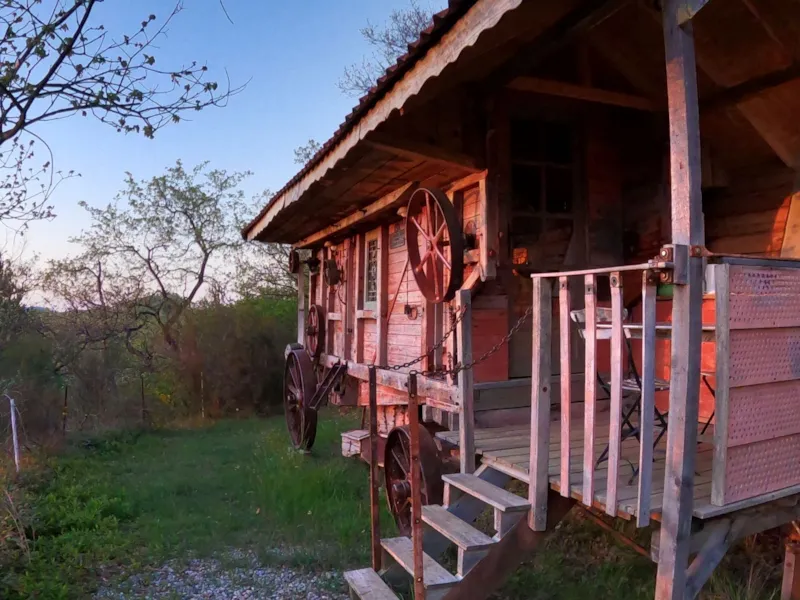 Hébergement Insolite Batteuse / Roulotte
