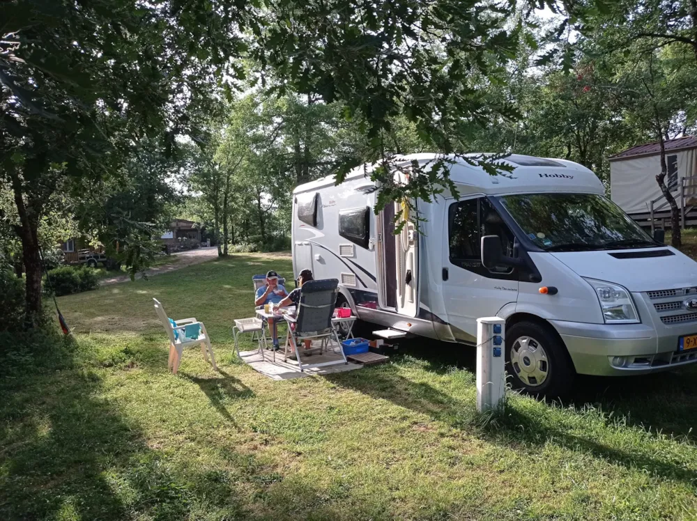 Emplacement - Forfait Confort - Emplacement + Tente Ou Caravane + 1 Voiture + Electricité - Camping Le Roc del Rey