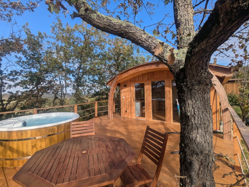 4-season wooden cabin with jacuzzi