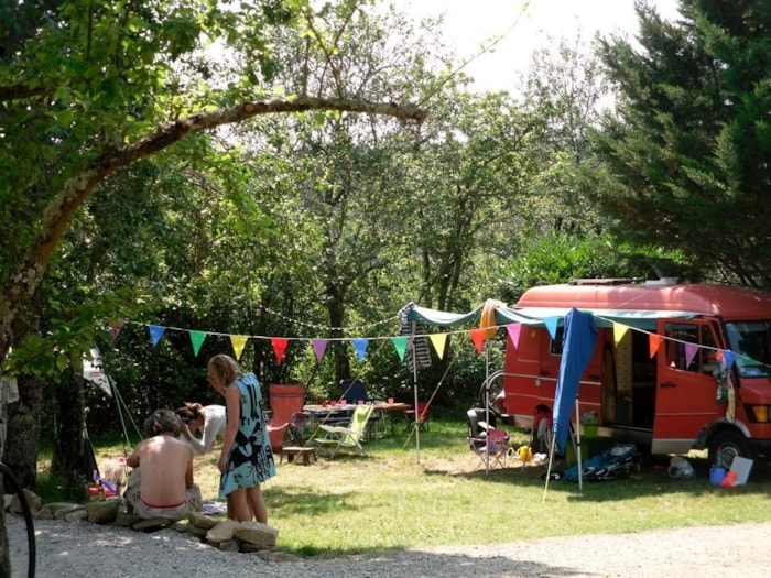 Forfait Confort (1 Tente/Caravane+1Véhicule Ou 1 Camping-Car Ou 1 Van/Fourgon Avec Électricité 6A)