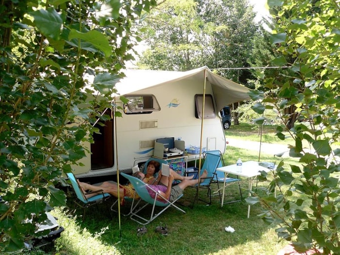 Forfait Confort (1 Tente/Caravane+1Véhicule Ou 1 Camping-Car Ou 1 Van/Fourgon Avec Électricité 6A)