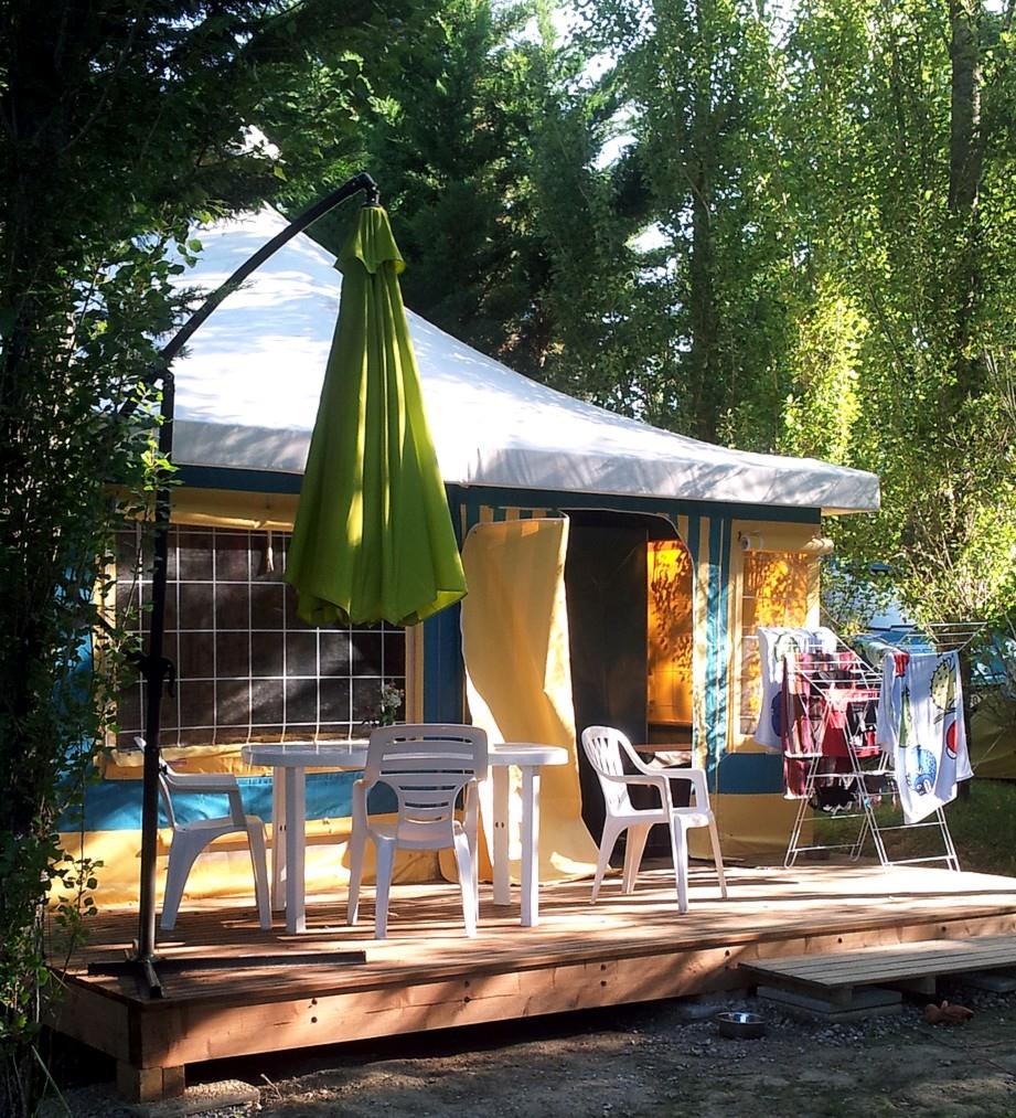 Location - Bungalow Toilé Meublé Prunier 25M² (2 Chambres) + Parasol - Sans Sanitaires - Camping La Pibola