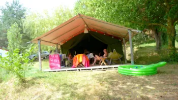 Mietunterkunft - Akazien-Standard-Safarizelt 23 M² (Ohne Sanitäranlagen) - 2 Schlafzimmer + Überdachte Terrasse 12M² - Flower Camping LA PIBOLA