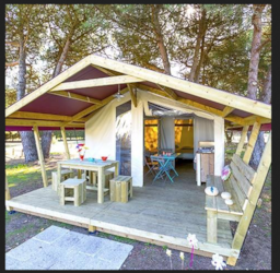 Location - Tente Lodge "Noisetier" 22M² 2 Chambres + Terrasse 8M² (Avec Sanitaires) - Camping LA PIBOLA
