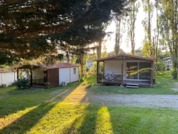 Mietunterkunft - Standard Peuplier Chalet 26 M² - 2 Schlafzimmer + Überdachte Terrasse 10 M² + Klimaanlage + Tv - Flower Camping LA PIBOLA