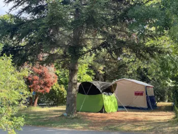 Stellplatz - Stellplatz Nature (1 Zelt Oder 1 Wohnwagen + 1 Fahrzeug Oder 1 Wohnmobil Oder 1 Campervan) - Flower Camping LA PIBOLA