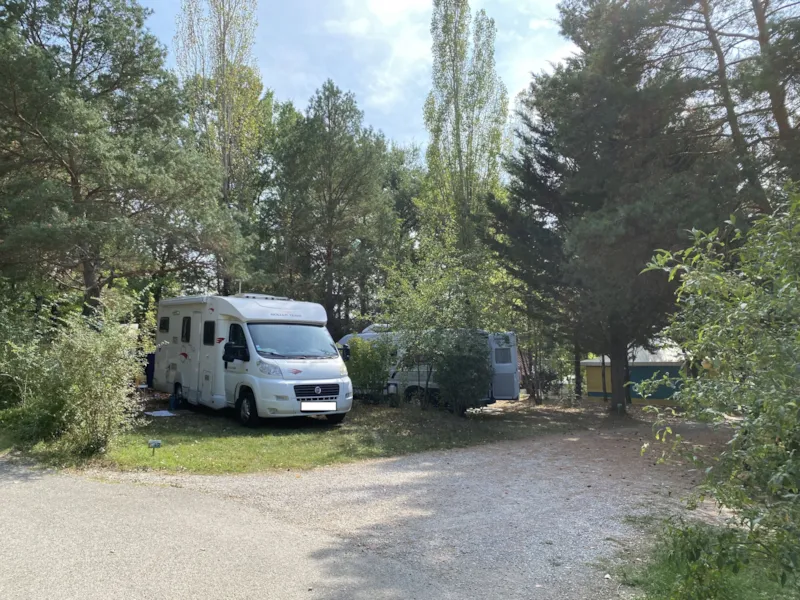 Forfait Confort (1 Tente/Caravane+1Véhicule Ou 1 Camping-Car Ou 1 Van/Fourgon Avec Électricité 6A)
