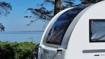Stellplatz - Stellplatz Mit Ausblick 1. Reihe - Hvalpsund Familie Camping