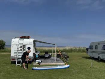 Stellplatz - Aussichtsplätze Mit Holzterrasse - Hvalpsund Familie Camping