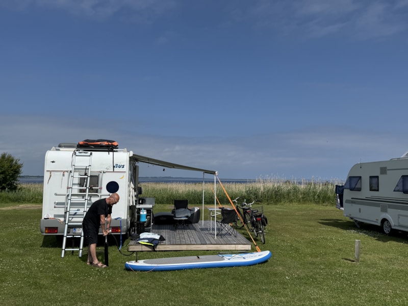 Plaatsen met uitzicht en houten terras