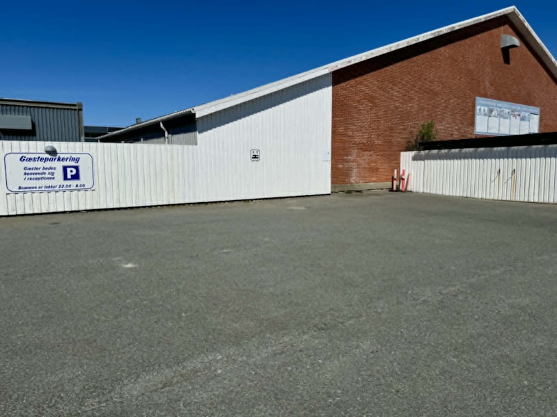 Camperplaats buiten de poort zonder stroom of faciliteiten
