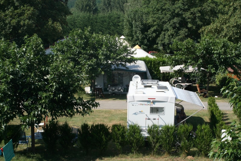 Emplacement électricité 10A + 1 voiture + tente ou caravane