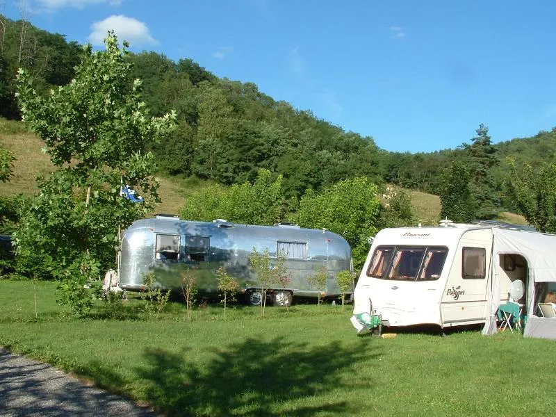 Forfait Privilège 160/200M² (1 Tente, Caravane Ou Camping-Car / 1 Voiture / Électricité 10A) + Raccordement Eau Et Évacuation Des Eaux Usées - Emplacement Ensoleillé