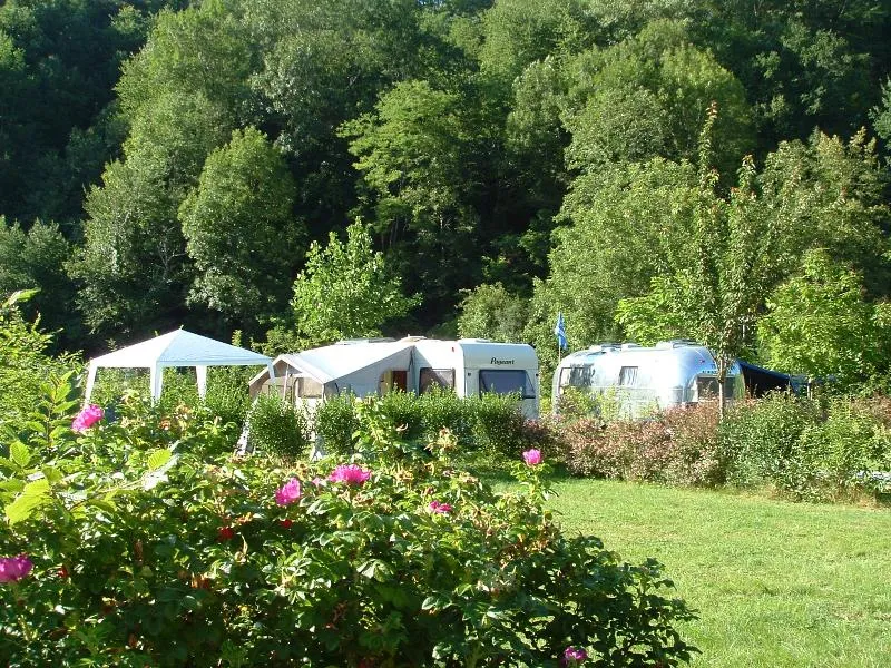 Forfait Privilège 160/200M² (1 Tente, Caravane Ou Camping-Car / 1 Voiture / Électricité 10A) + Raccordement Eau Et Évacuation Des Eaux Usées - Emplacement Ensoleillé