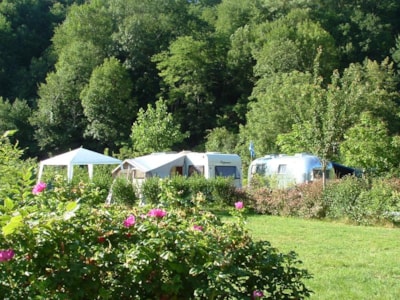 Privilege Package 160/200m² (1 tent, caravan or motorhome / 1 car / electricity 10A) + Water point - Sunny
