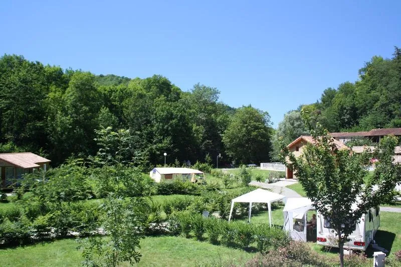 Forfait Privilège 160/200M² (1 Tente, Caravane Ou Camping-Car / 1 Voiture / Électricité 10A) + Raccordement Eau Et Évacuation Des Eaux Usées - Emplacement Ensoleillé