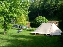 Kampeerplaats(en) - Basisprijs Natuurplaats (1 Tent / 1 Auto) - Zonder Elektriciteit - Camping l'Arize