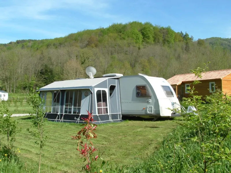 Forfait Privilège 160/200M² (1 Tente, Caravane Ou Camping-Car / 1 Voiture / Électricité 10A) + Raccordement Eau Et Évacuation Des Eaux Usées - Emplacement Ensoleillé