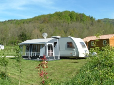 Privilege Package 160/200m² (1 tent, caravan or motorhome / 1 car / electricity 10A) + Water point - Sunny