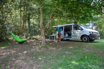 Kampeerplaats(en) - Basisprijs Comfortplaats 100/120M² (1 Tent, Caravan Of Camper / 1 Auto / Elektriciteit 6A) - Camping l'Arize