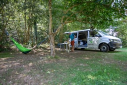 Pitch - Comfort Package 100/120M² (1 Tent, Caravan Or Motorhome / 1 Car / Electricity 6A) - Flower Camping l'Arize