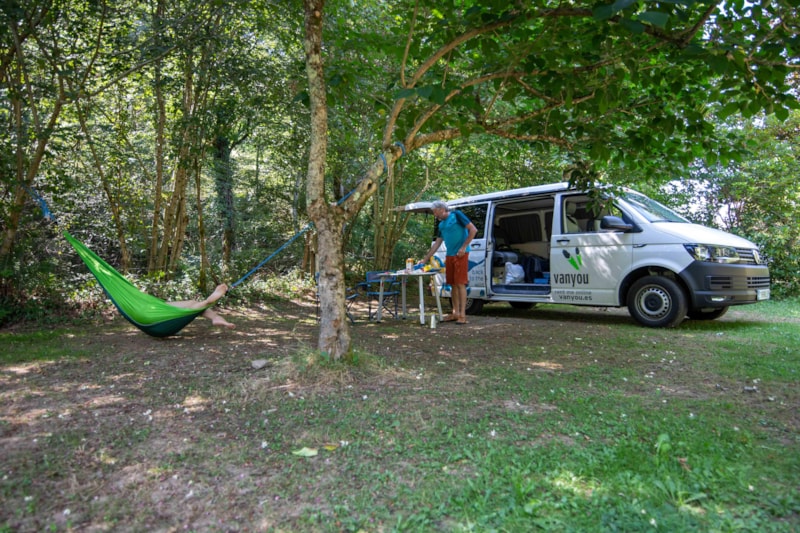 Piazzola Confort 100/120m² (tenda, roulotte, camper / 1 auto / Elettricità 6A)