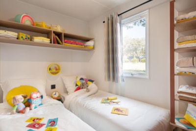 Mobile-home Confort 23m² (2 bedrooms) + TV + sheltered terrace