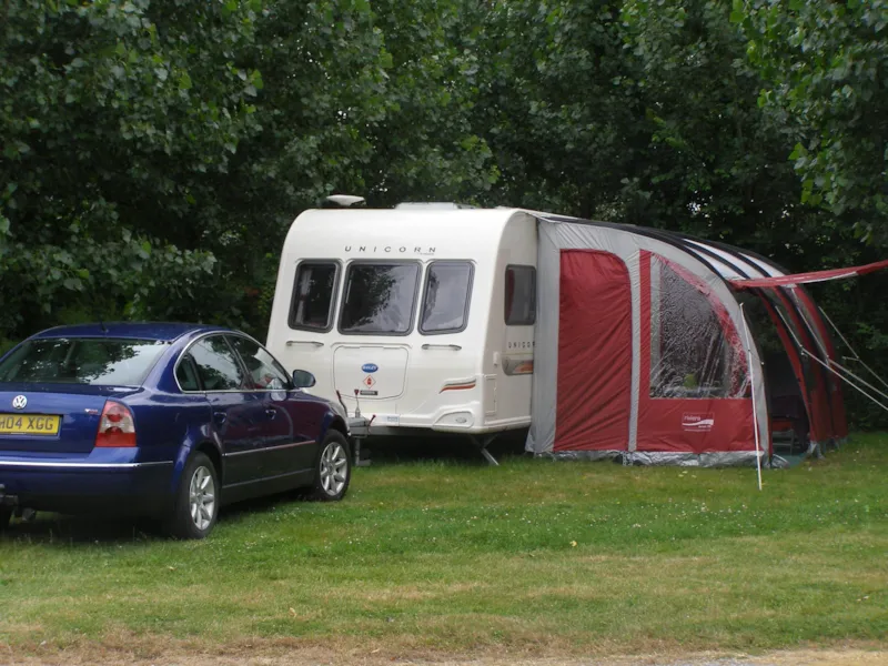 Emplacement "Eco" : Caravane Ou Camping-Car 2 Pers. + 1 Voiture + Électricité 10A