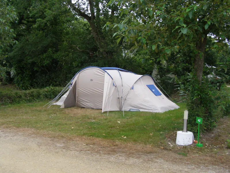 Emplacement "Eco" : Caravane Ou Camping-Car 2 Pers. + 1 Voiture + Électricité 10A