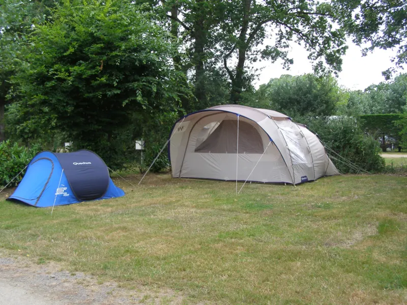 Emplacement "Eco" : Caravane Ou Camping-Car 2 Pers. + 1 Voiture + Électricité 10A