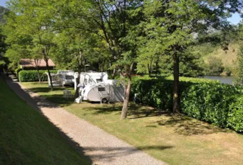Emplacement - Forfait Confort : Voiture + Tente/Caravane Ou Camping-Car + Électricité 6A / 10A (2 Pers.) - Camping du Lac Mercus