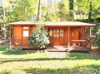 Location - Chalet 6 27.70M² + Terrasse Couverte 11.50 M²  2 Chambres - Camping du Lac Mercus