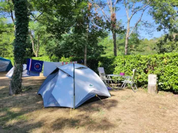 Emplacement - Forfait Motard : Une Tente / Moto / Électricité - Camping du Lac Mercus