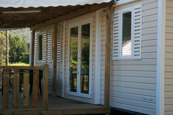 Mobilheim COUFLENS : Badezimmer mit überdachte Terrasse