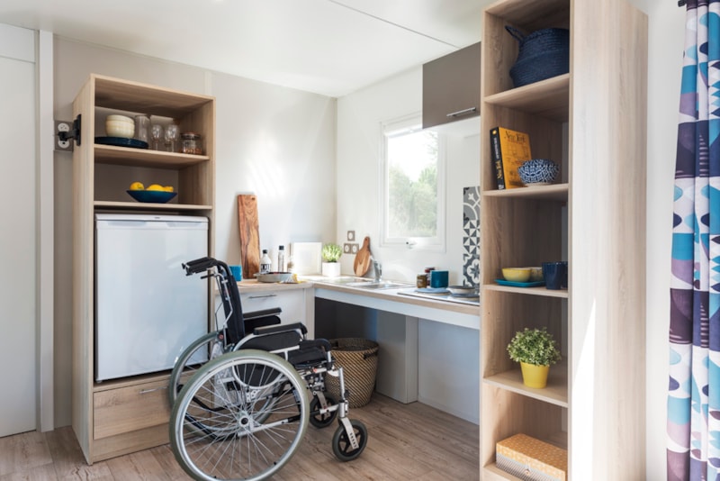 Mobilheim COUSERANS : Badezimmer mit überdachte Terrasse - behindertengerecht