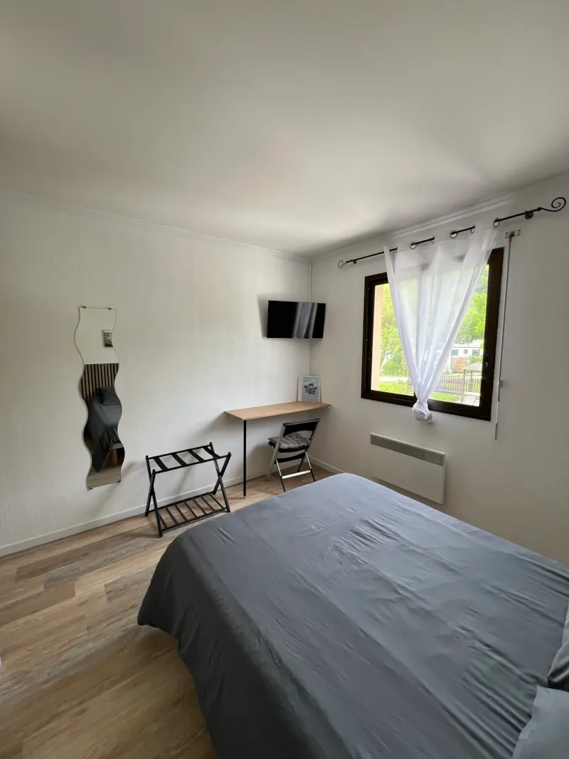 Chambre D'hôtel N°2 : 1 Lit De 140