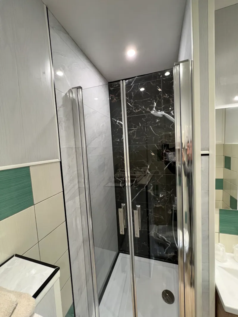 Chambre D'hôtel N°2 : 1 Lit De 140