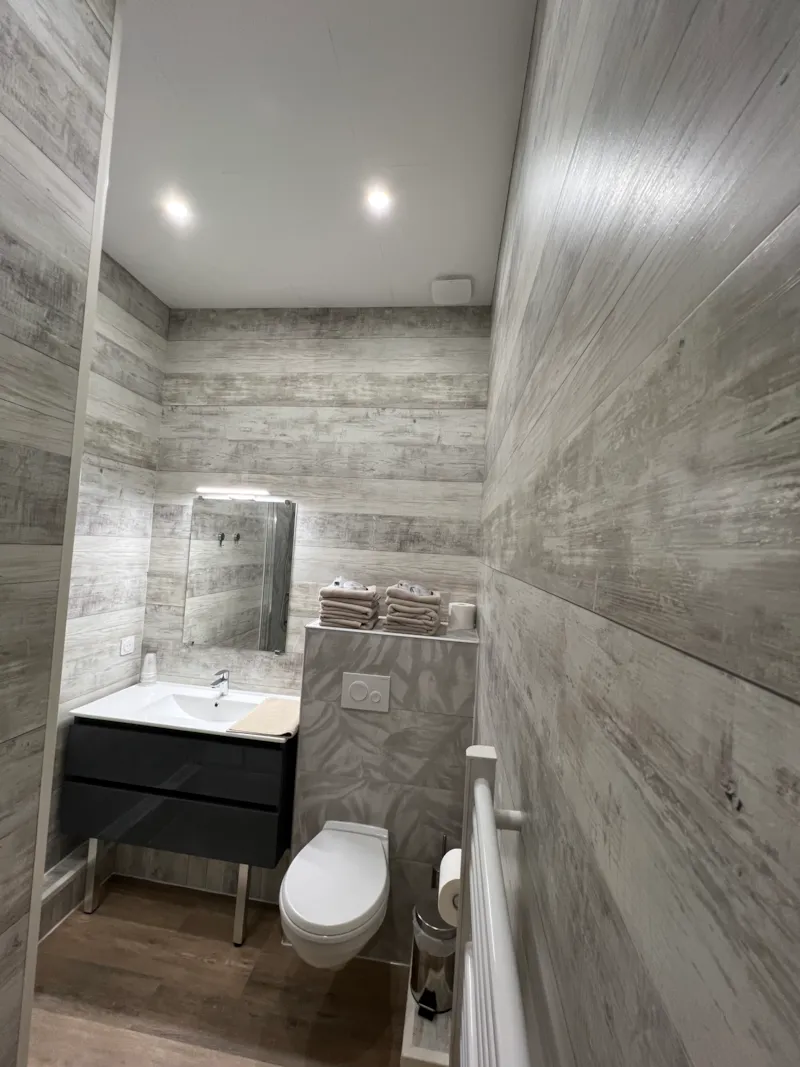 Chambre D'hôtel N°9 : 1 Lits De 140 + 1 Lit Superposé 80