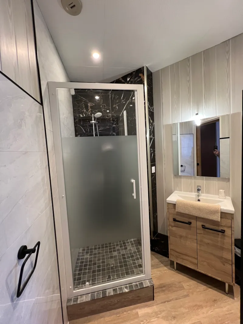 Chambre D'hôtel N°3 : 3 Lits De 90