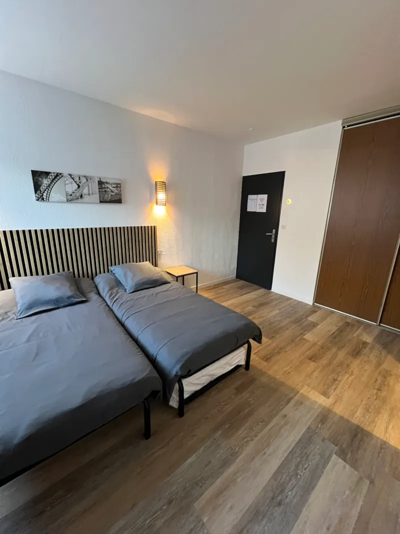 Chambre D'hôtel N°3 : 3 Lits De 90