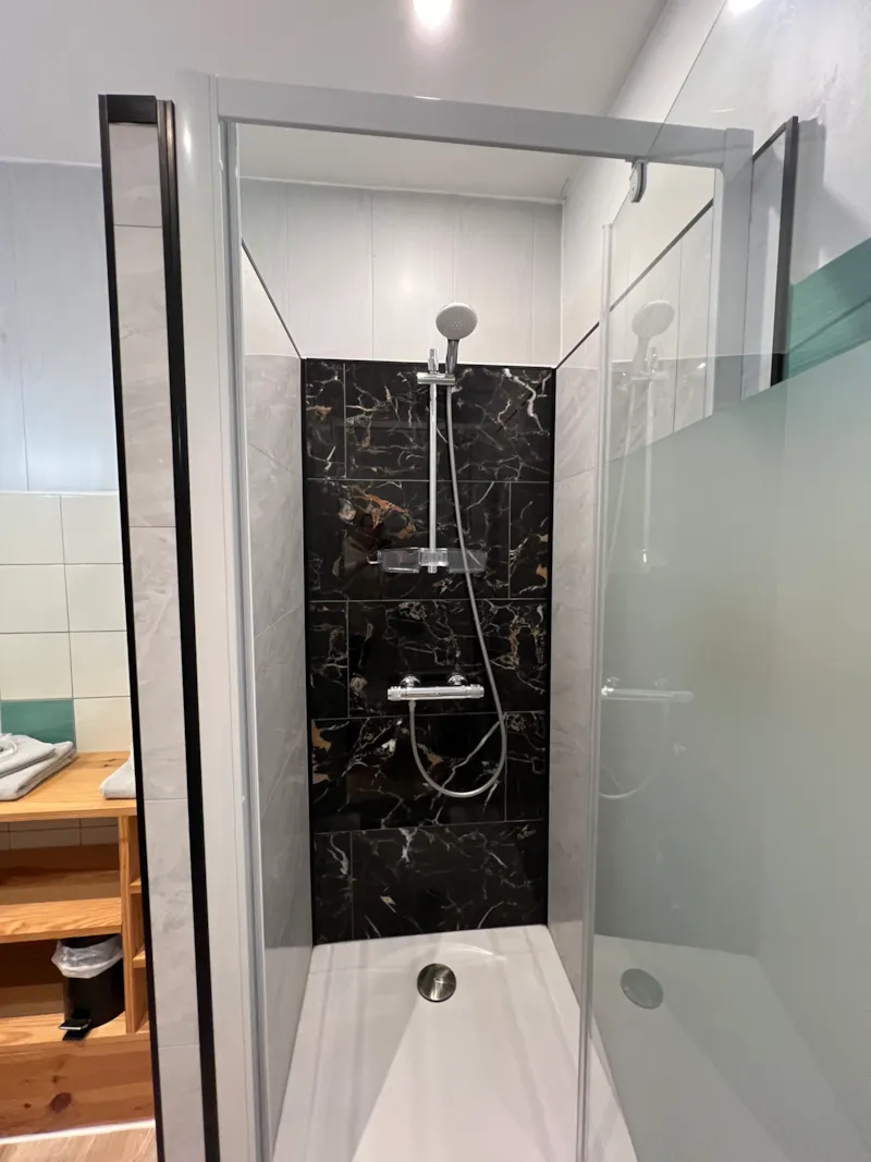 Chambre D'hôtel N°4 Avec Balcon : 1 Lit De 140