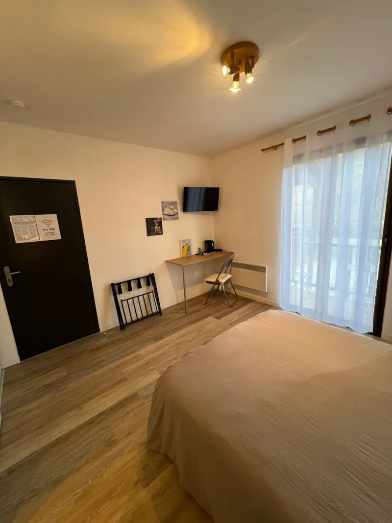 Chambre D'hôtel N°4 Avec Balcon : 1 Lit De 140