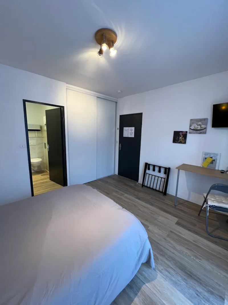 Chambre D'hôtel N°4 Avec Balcon : 1 Lit De 140