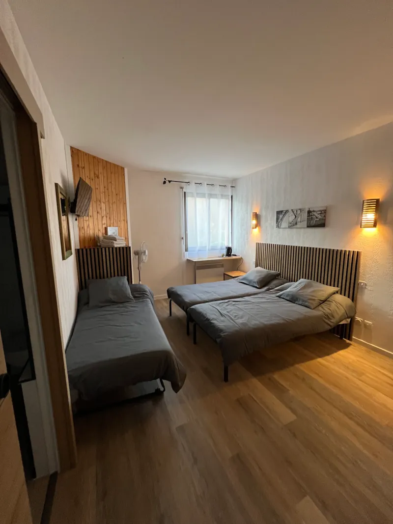 Chambre D'hôtel N°3 : 3 Lits De 90